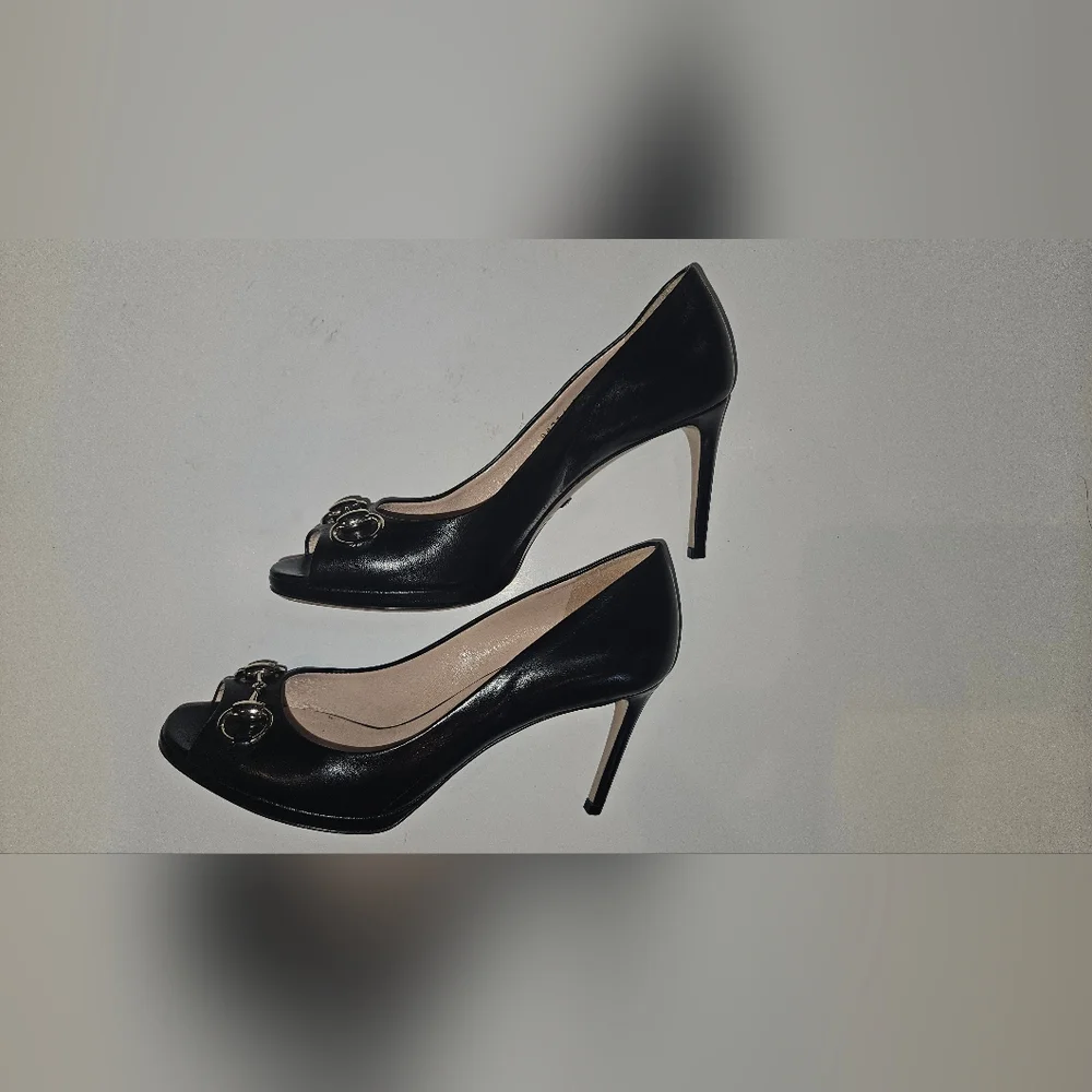 Gucci Black Flats with Gold Detailing - Picture 6 of 7
